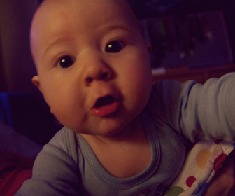 Application mobile : bébé se prend seul en photo avec Baby Selfie