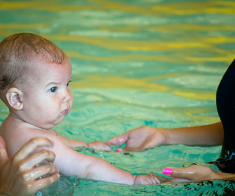 Des chaises-bébés pour les bébés nageurs