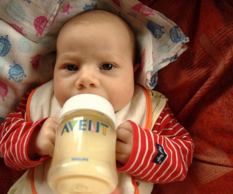 Le lait maternel est bon pour la flore intestinale de l’enfant