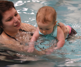 Bébés nageurs : un encadrement particulier
