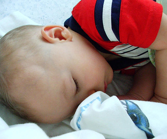 Dormir avec son bébé nuit à sa respiration