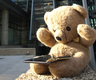Peluches, poussettes, couches ; des objets communs pour espionner bébé